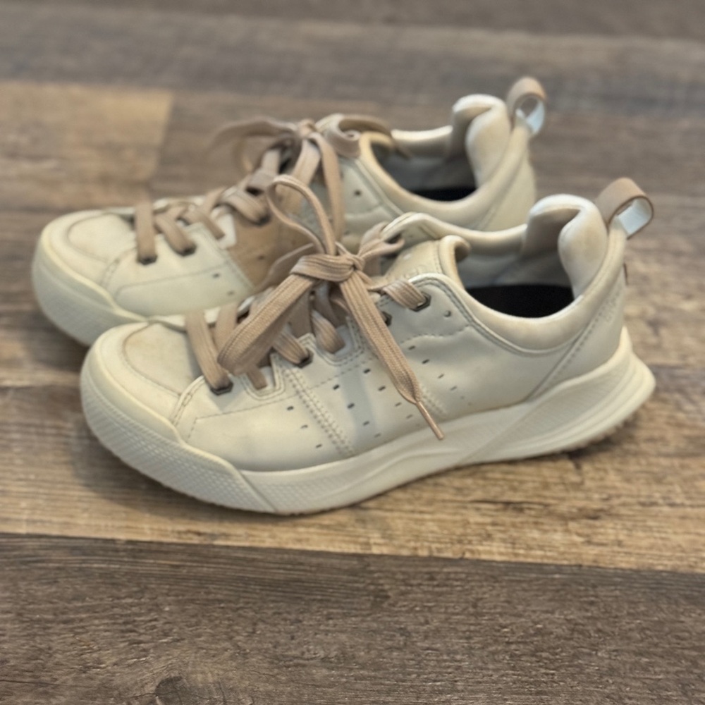 DECKERS X LAB size 7.5 EUC beautiful shoes